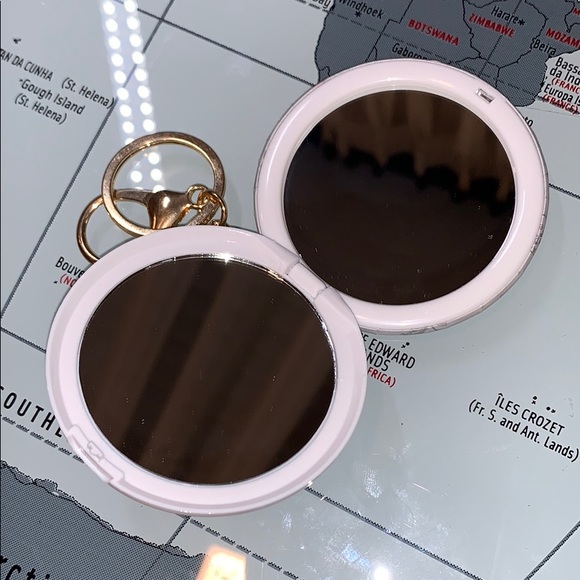 Cute Compacted Mirror - Picture 2 of 3